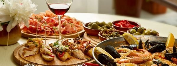 Блюда испанской кухни и вино
