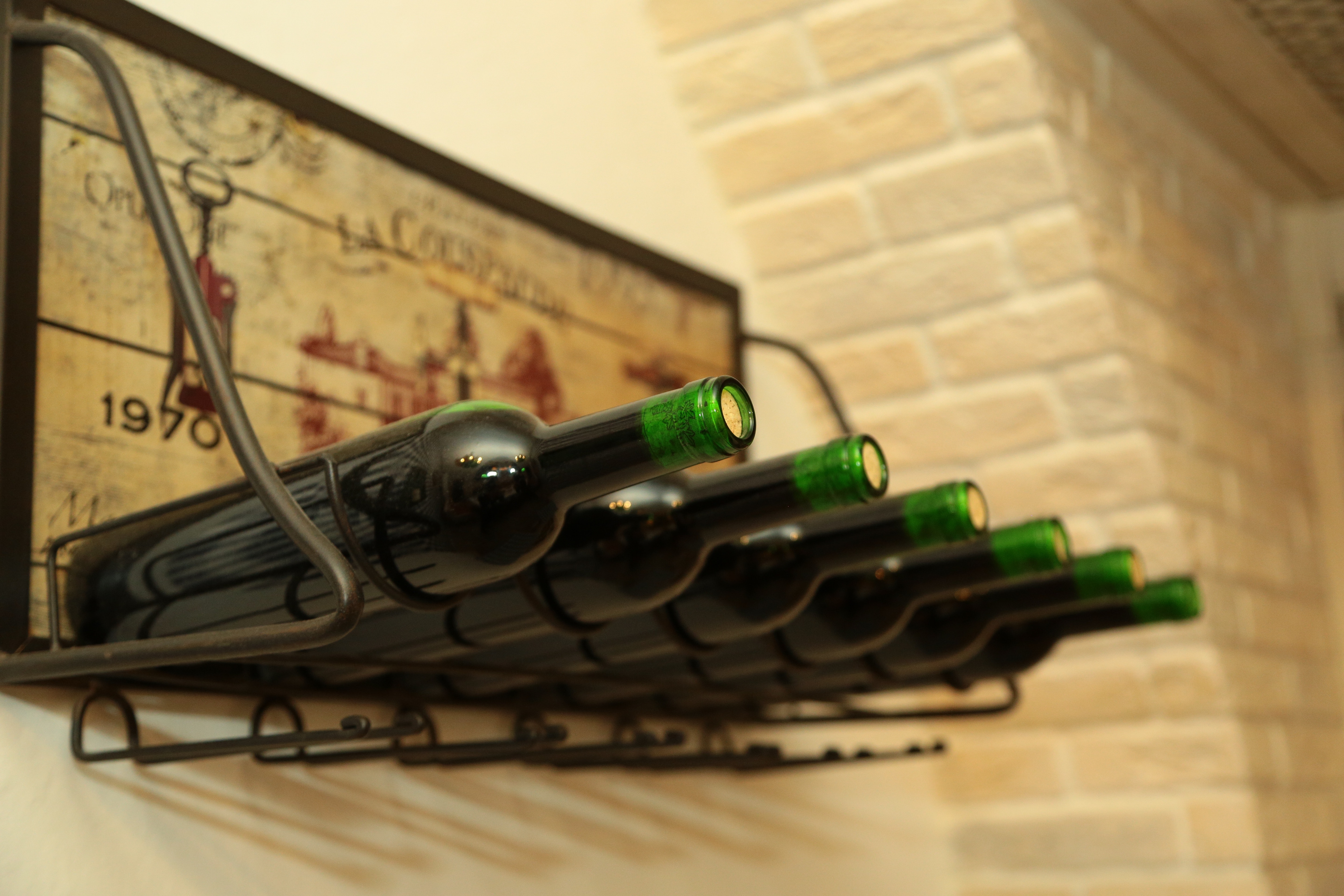 Металлическая полка для хранения вина в минималистическом стиле