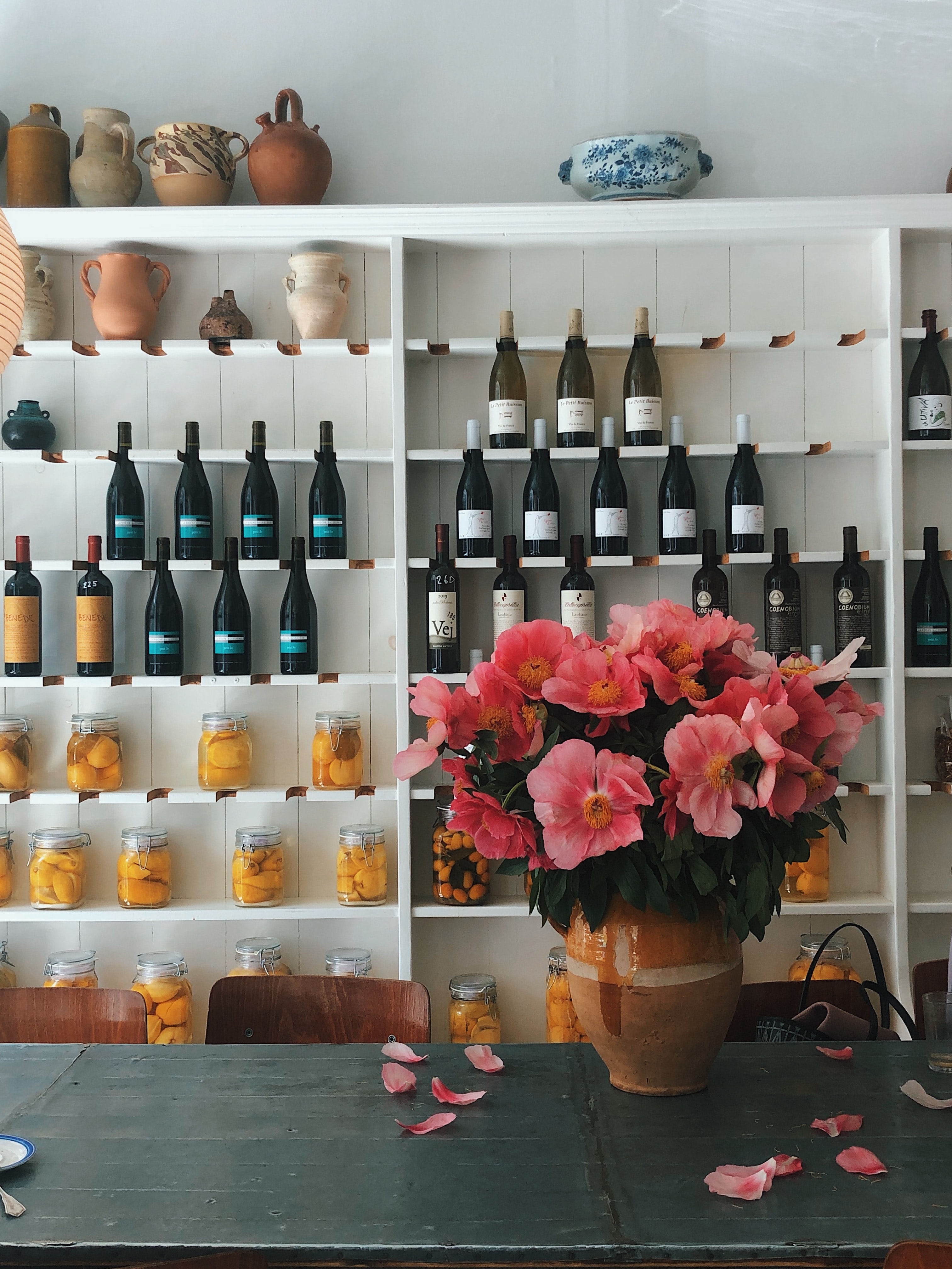 Настенная полка для хранения вина может стать и главной изюминкой всего интерьера комнаты
