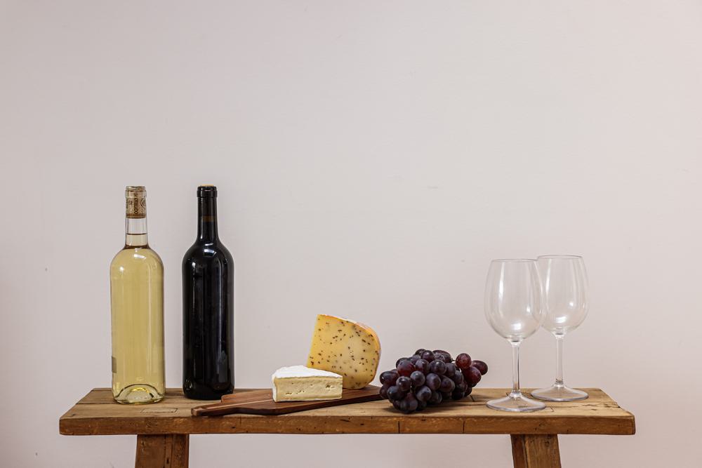 Вино, сыр и хлеб для пикника