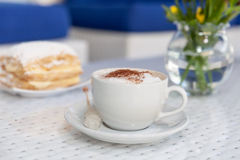 Молоко и сливки, добавленные в кофе, позволят вам дольше оставаться трезвым
