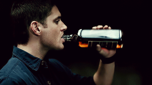 Дженсен Эклс пьет виски