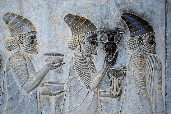 На фото – деталь рельефа на восточной лестнице Ападаны в Иране, изображающей послов Персидской империи, приносящих свое знаменитое вино царю