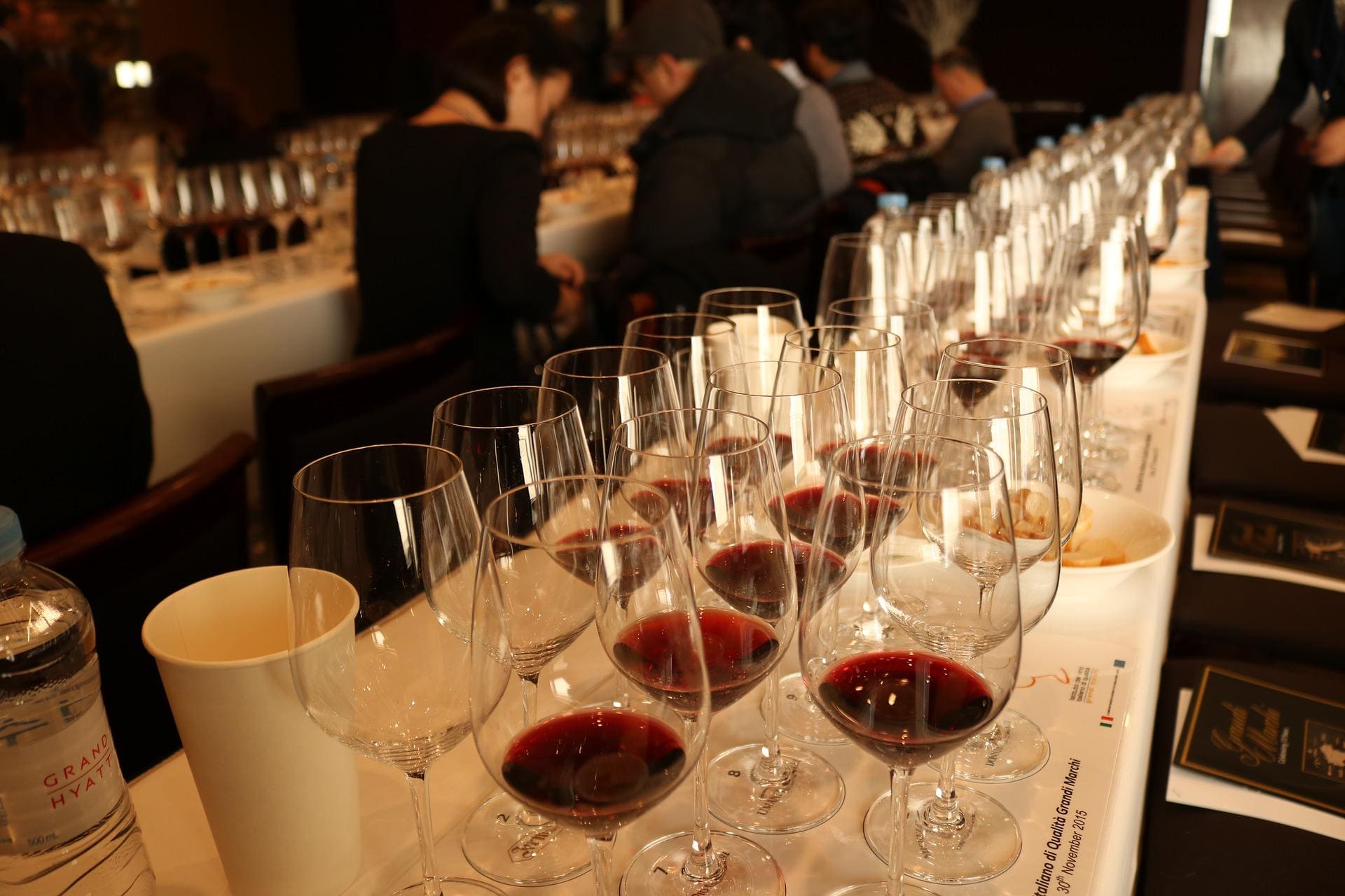 При производстве терруарного вина метод ассамбляжа позволяет добиться характерного, узнаваемого вкуса