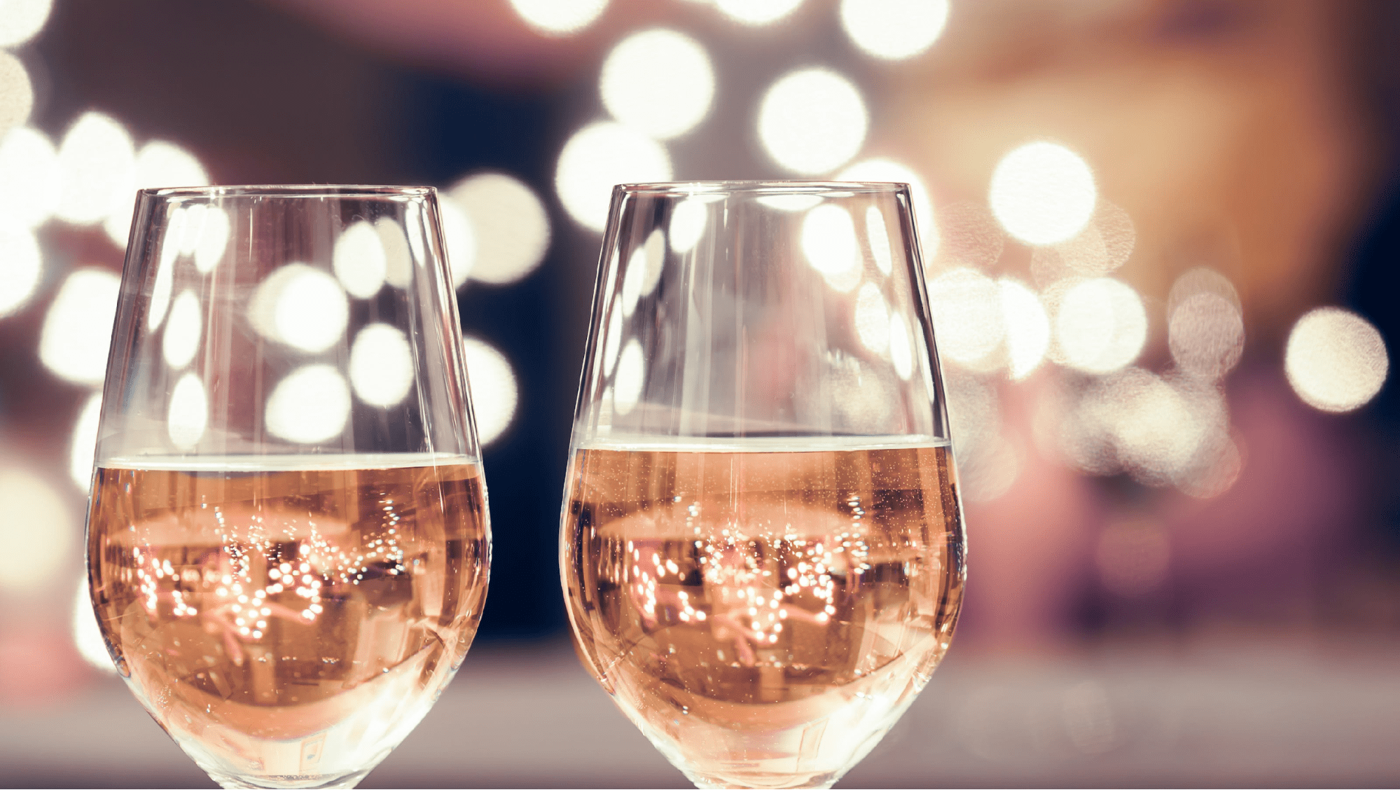 Бокалы с розовым шампанским