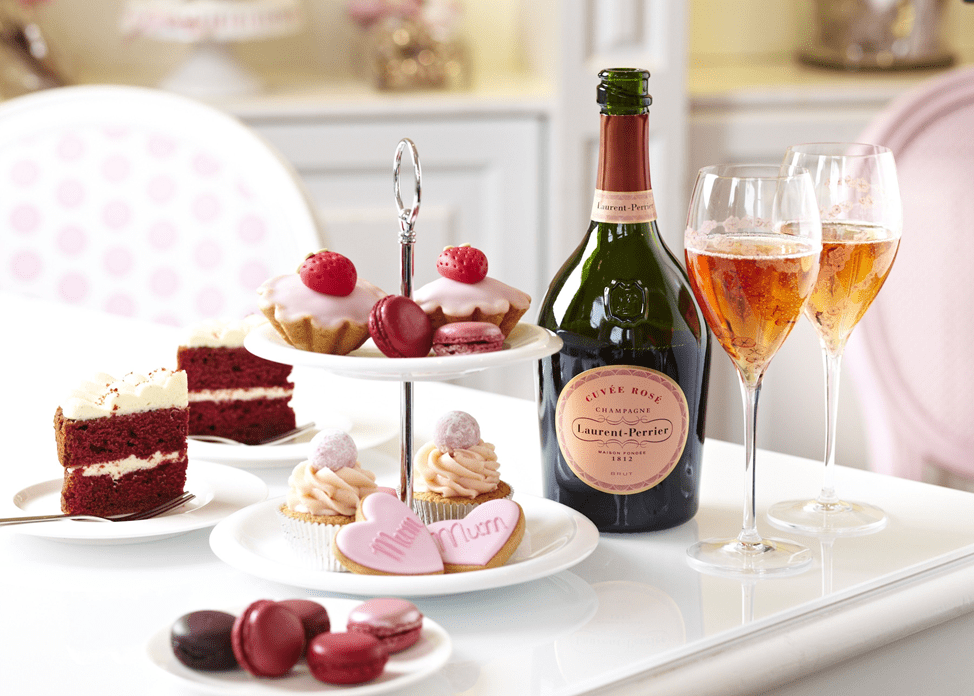 Розовое шампанское и десерты