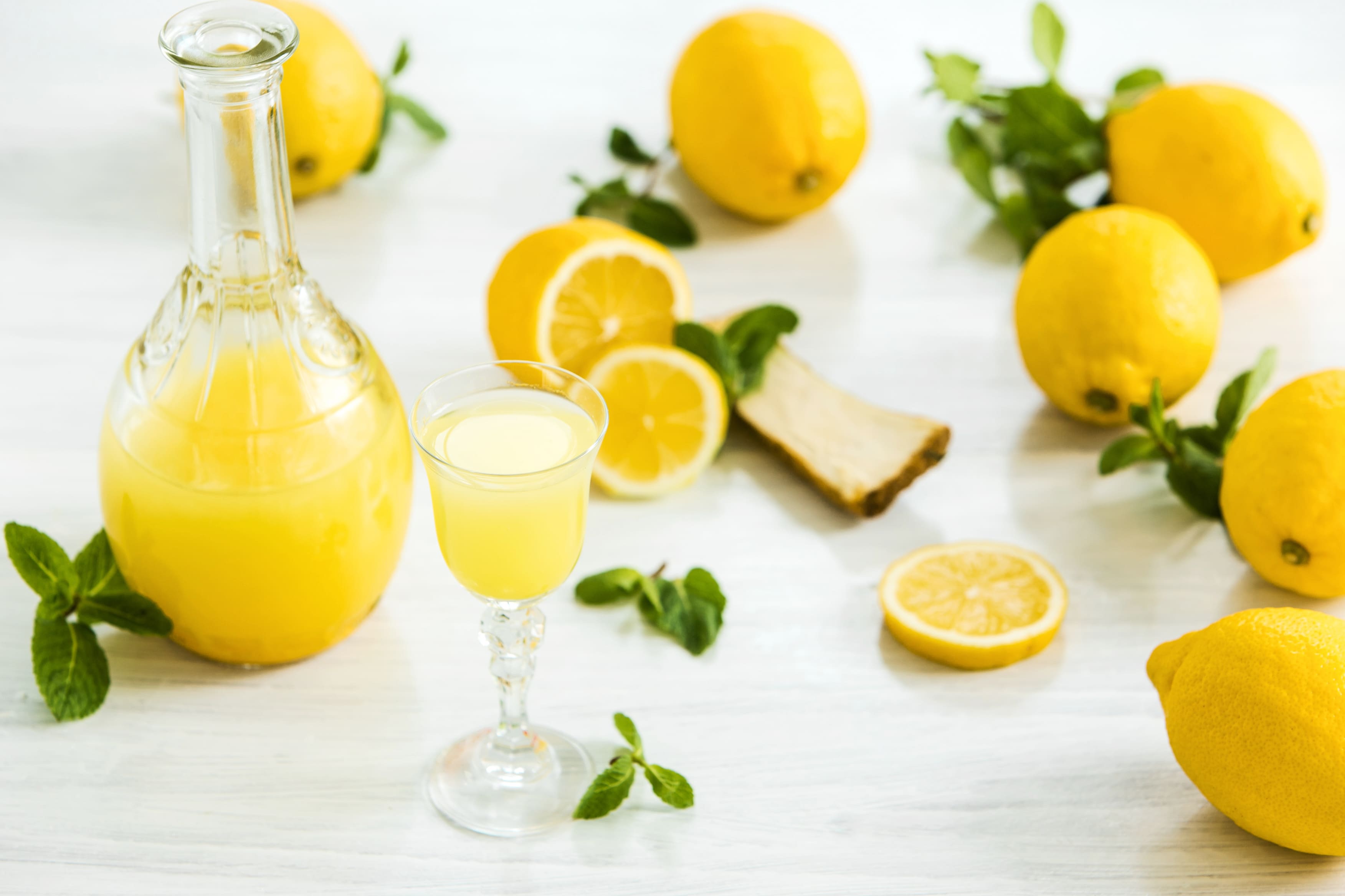 Самодельный лимонный ликер на основе цедры и сока