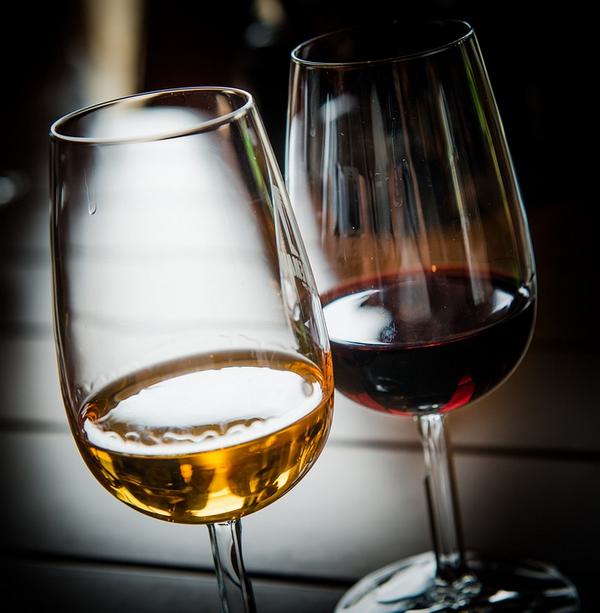 Красное и белое вино в бокалах