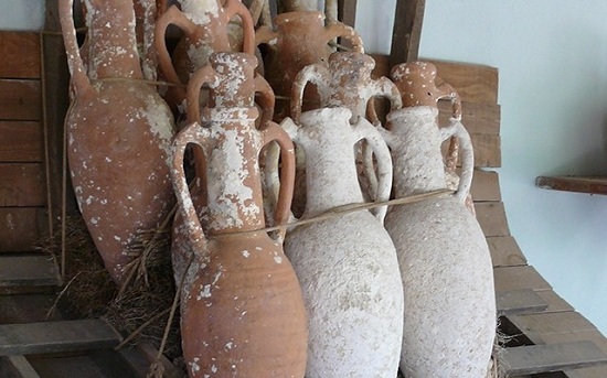  На фото – древнегреческие сосуды для вина