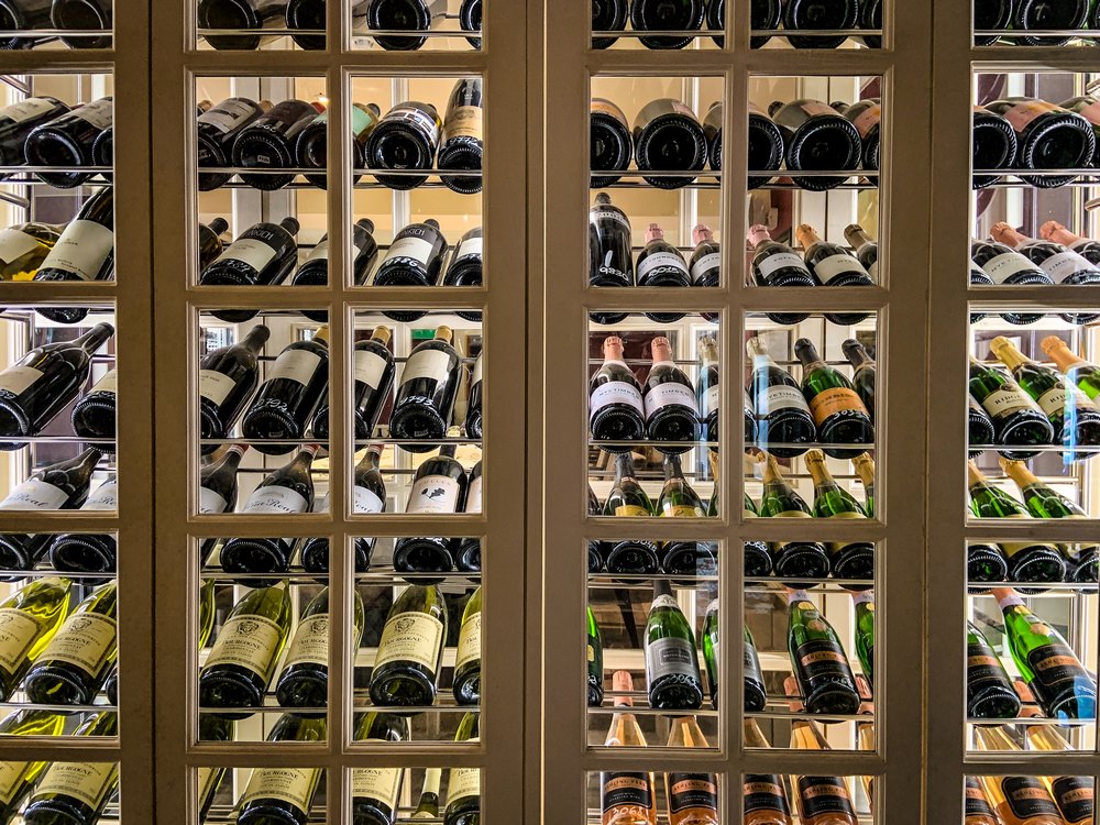 На фото – хранение вина в мини-баре