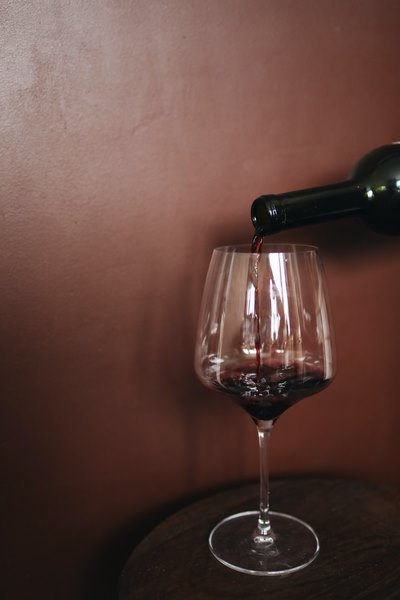 На фото – красное французское вино