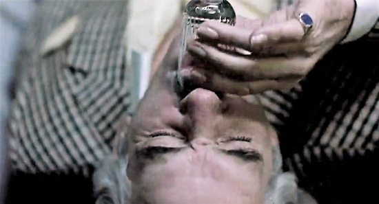 Рюмки-шоты предназначены для «залповых» напитков – кадр из фильма «Большой куш»