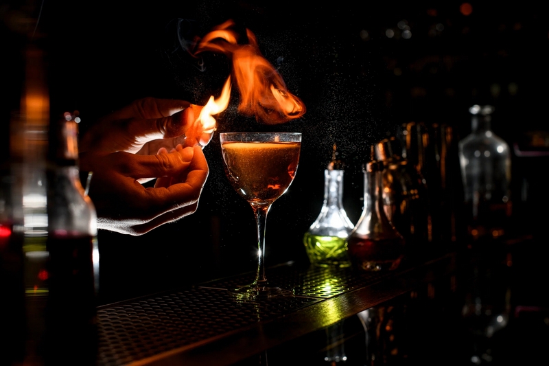 Горячие или горящие коктейли тоже пьют через соломинку, чтобы не обжечь руки. © Shutterstock