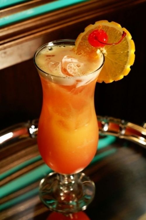 Әйелдің спрей ішіп жатқанын қараңыз