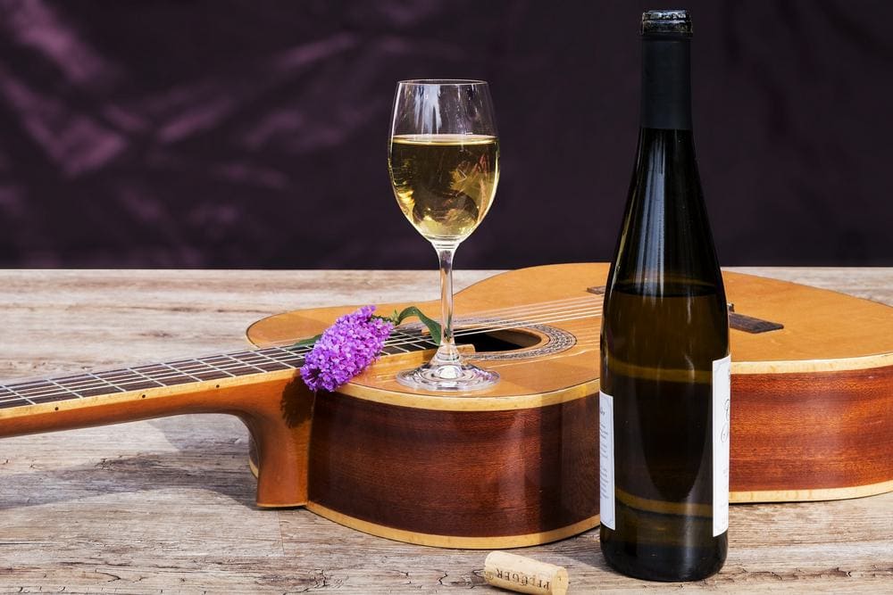 Виноград не только главный продукт для создания белого вина – он прекрасный компаньон и к самому напитку